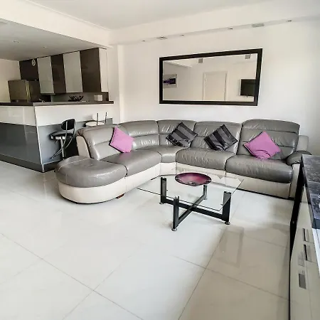 Apartament Luxueux Idealement Situes En Plein Centre De *